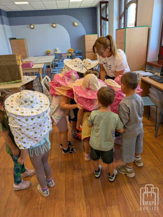 Biblioteka Gorlice, Lato z Biblioteką Pszczelarka pokazuje sprzęty, które wykorzystuje w wojej pracy